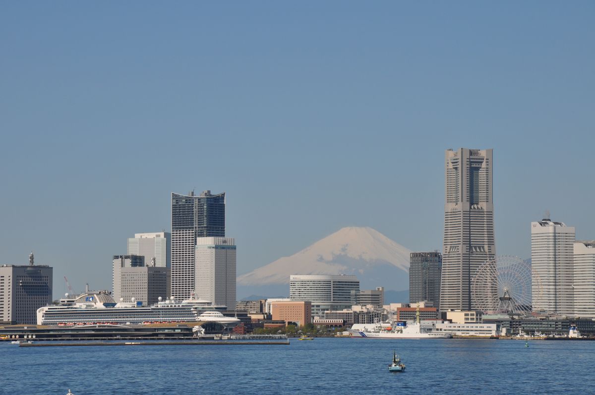 横浜みなとみらいの街並みと富士山