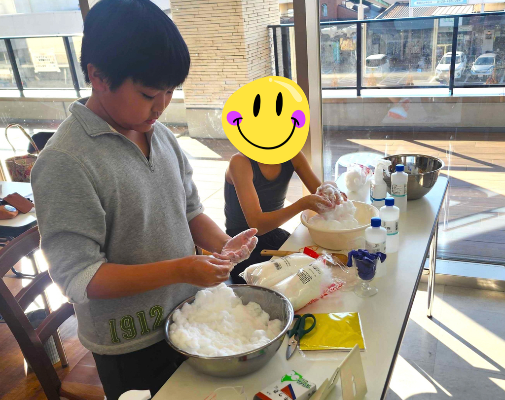 友だちと一緒にメタバースのクラス会議に参加しながらスライムを作っているところ