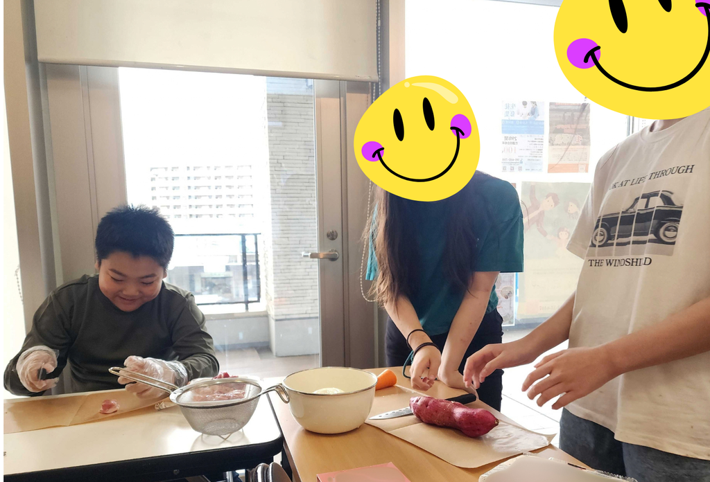 友だちと一緒にお昼ご飯を作っているところ