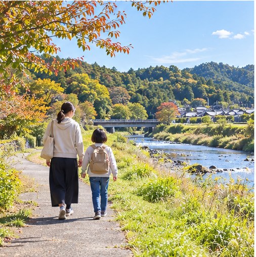 村田町周辺の川沿いを歩く親子