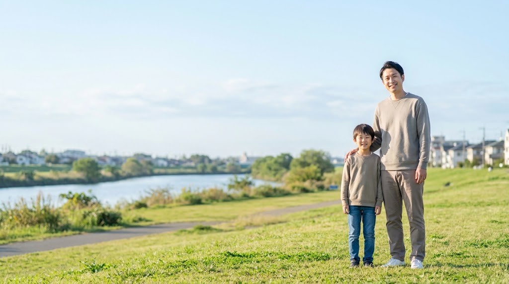 調布市の川沿いの公園に親子で立つ場面（イメージ）