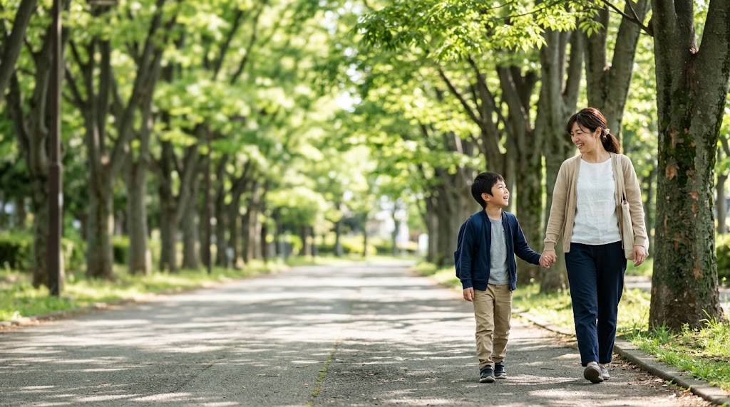 府中市のけやき並木を歩く、フリースクールを探す親子（イメージ）