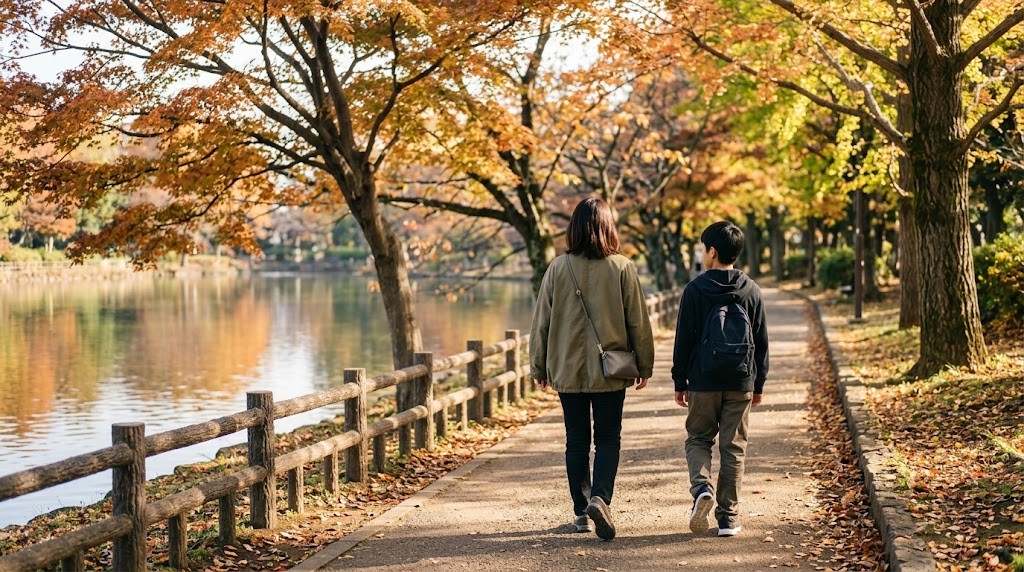 武蔵野市で不登校の中学生と保護者が、フリースクールの見学へ向かって公園沿いの道を歩いている場面（イメージ）