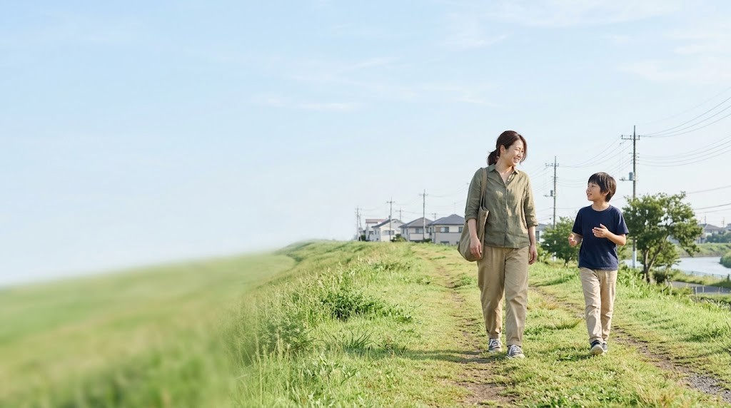 戸田市の川沿いの道を親子で歩く様子。不登校のフリースクール探しのイメージ（イメージ）