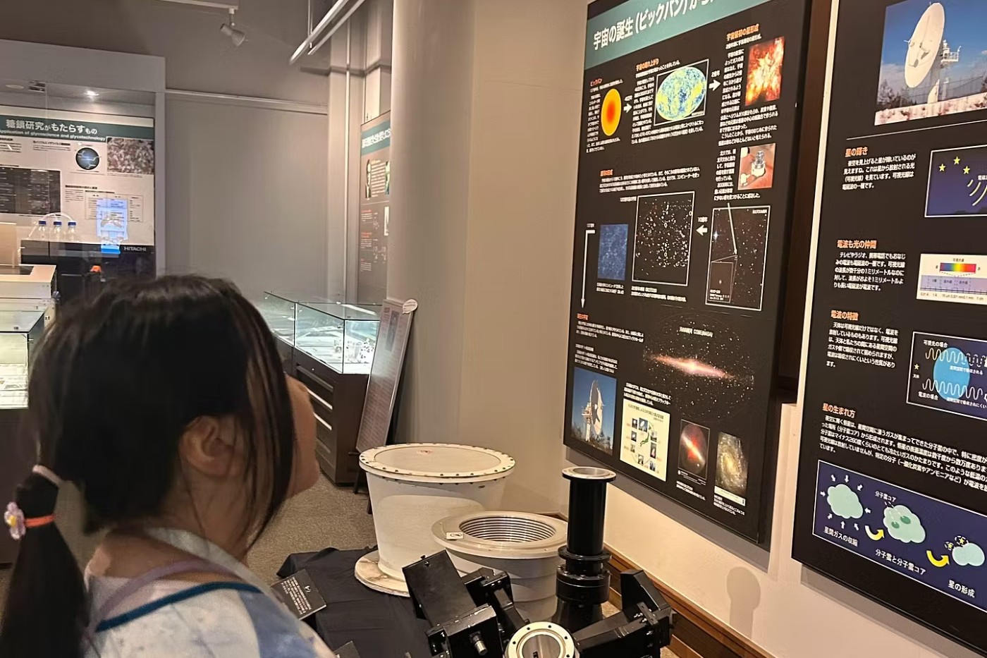 展示を見る子ども
