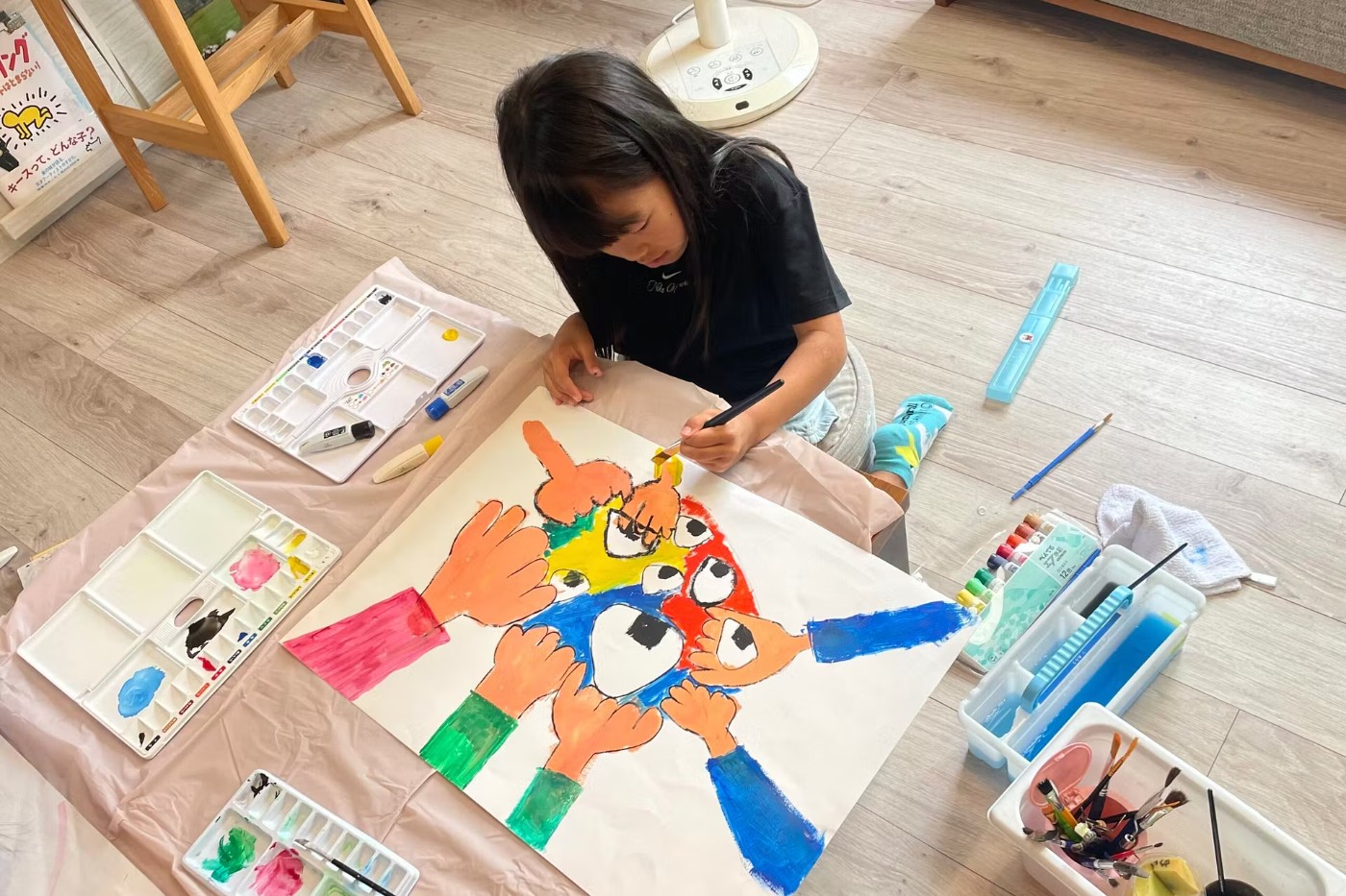絵の具で大きな絵を描く子ども