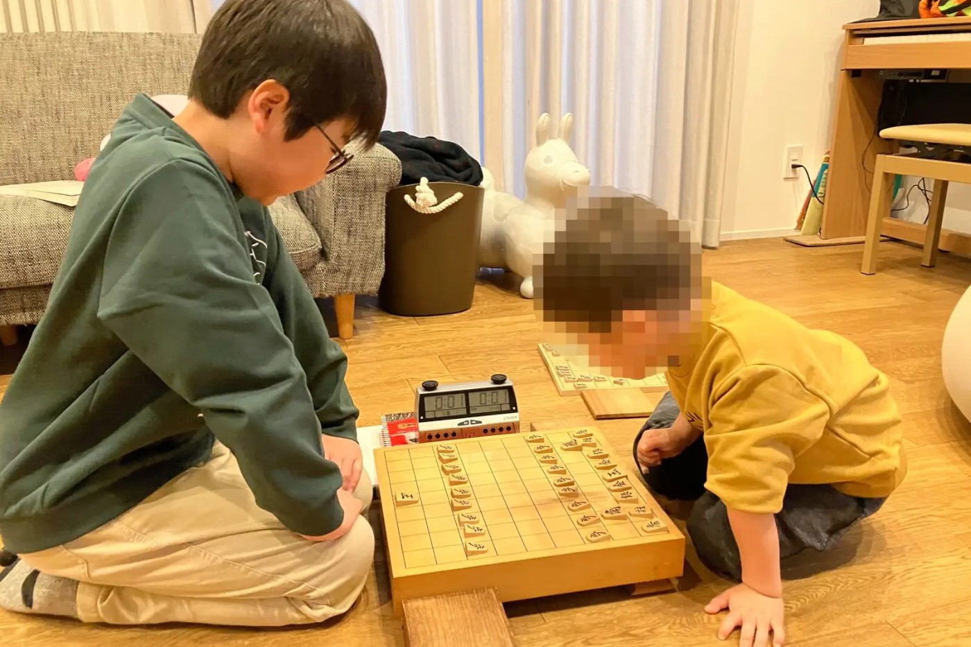 将棋を指す子どもたち