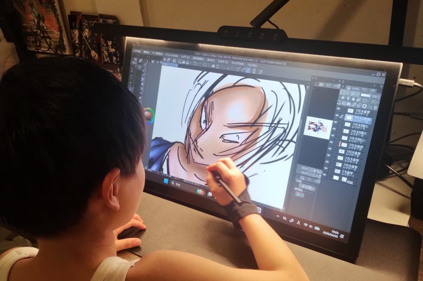 タブレットで絵を描く子ども