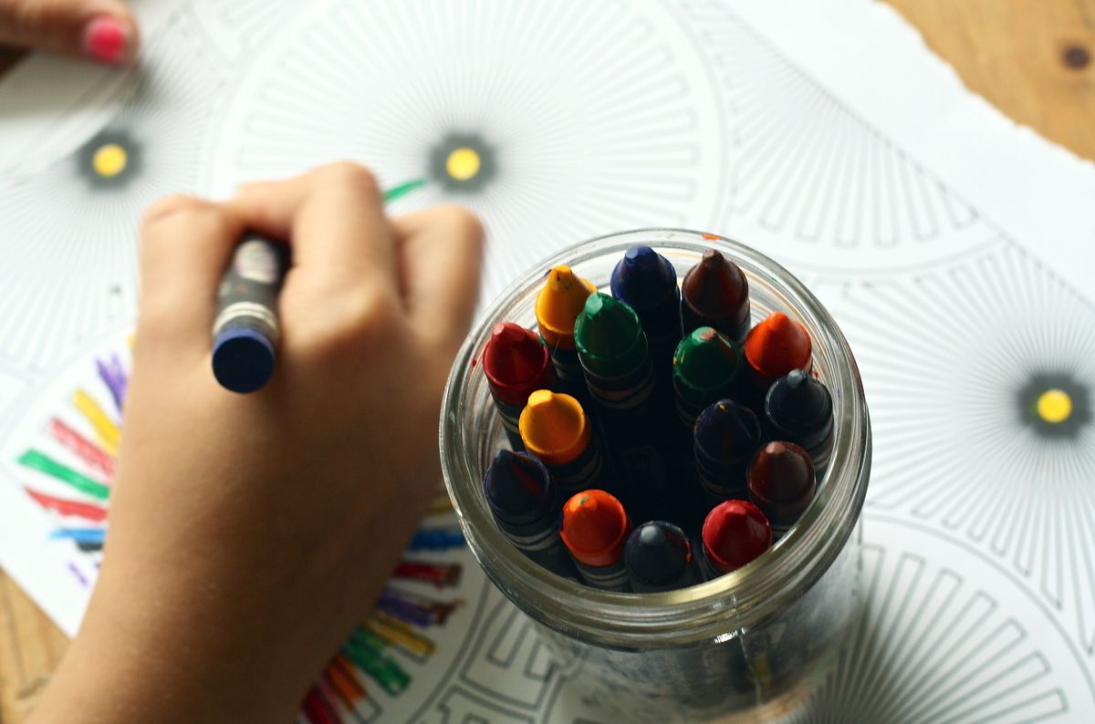 色ペンでぬり絵をする子どもの手元