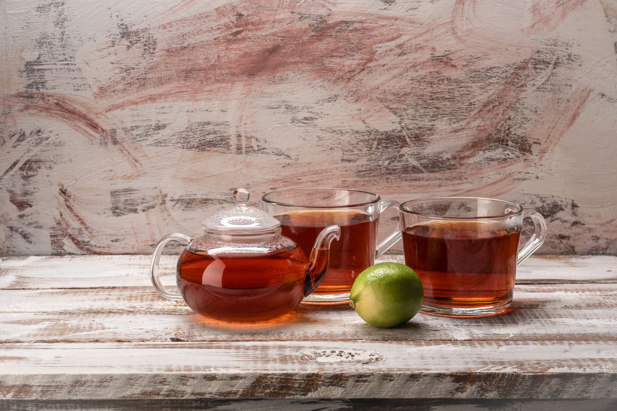 木のテーブルに置かれた紅茶