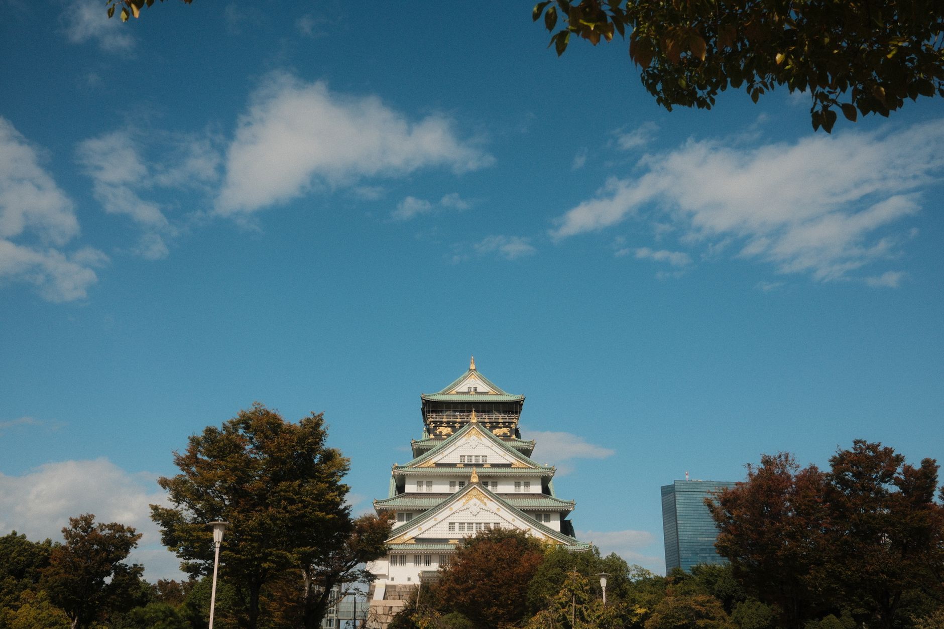 青空の下の大阪城（写真はイメージです）