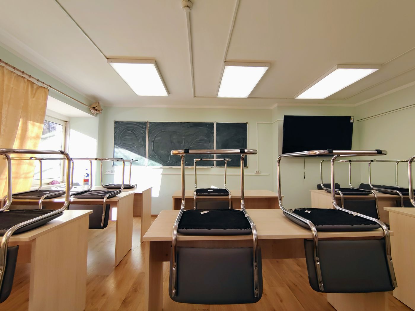 京都の自宅から、不登校の中学生がオンラインのオルタナティブスクールの授業に参加する場面（イメージ）