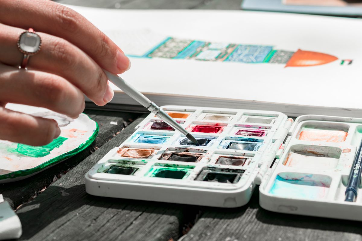 フリースクールで不登校の子が絵の具を使って制作に取り組む手元（イメージ）