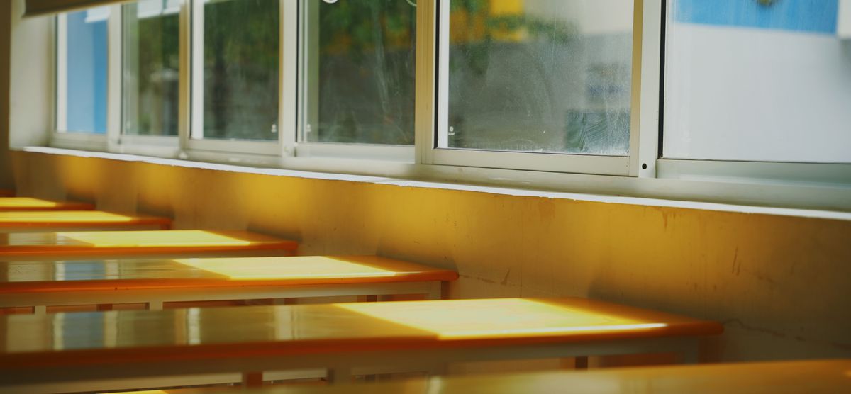 静かな教室の窓辺