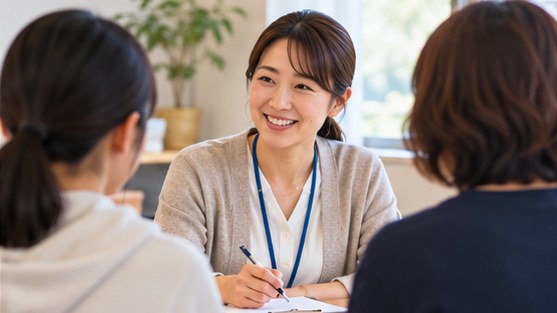 相談員と保護者が話す様子