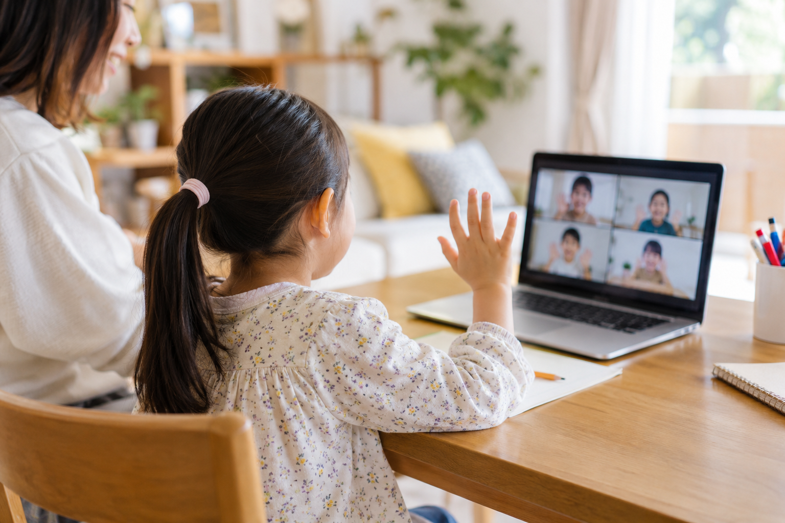 自宅からオンラインの交流に参加する子ども